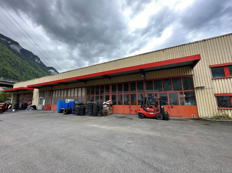 Halle artigianale di 1670 m2 con zona residenziale di 212 m2 a Villeneuve (2)