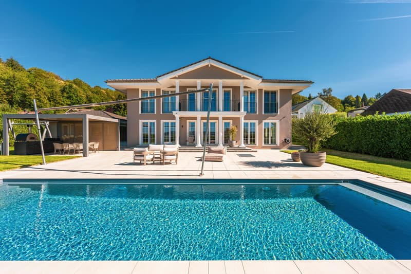 Pool mit Aussenansicht