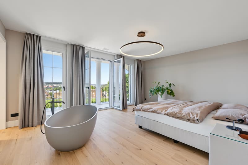 Schlafzimmer mit Badewanne