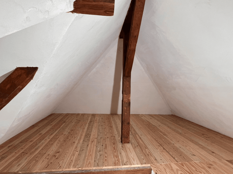 Appartement mansardé stylé avec hauts plafonds – modernisé & situé au centre (5)