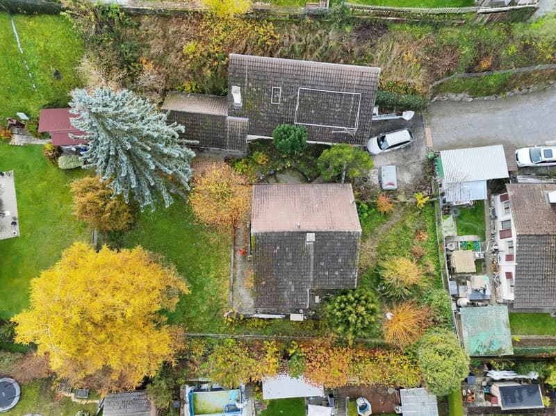 Freistehendes Einfamilienhaus mit Potenzial, separater grossen Werkstatt-/Garagengebäude (3)
