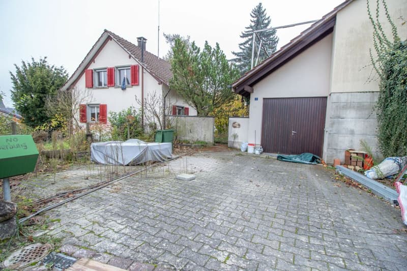 Freistehendes Einfamilienhaus mit Potenzial, separater grossen Werkstatt-/Garagengebäude (8)