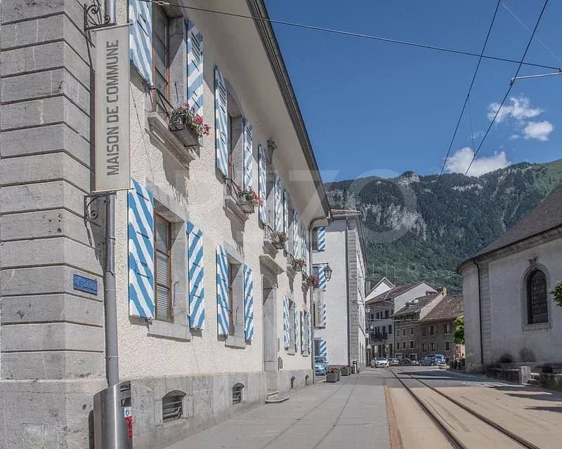 Mischgebäude: 2 Gewerbeflächen + 5 Wohnungen (4)
