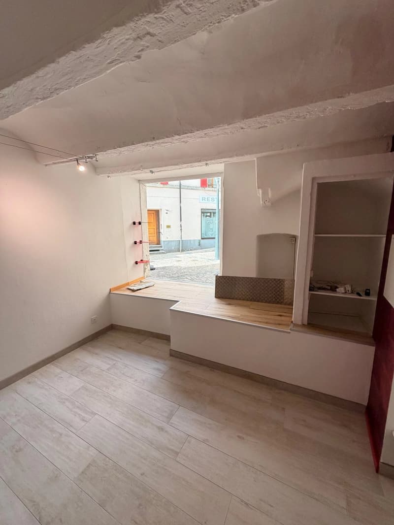 Locale commerciale in affitto nel cuore della vecchia città di Sion (4)