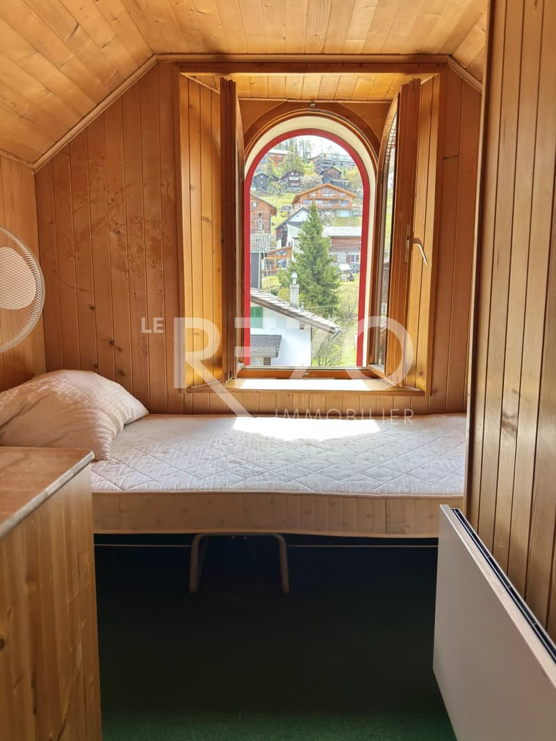 Attic apartment with 4.5 rooms, garage and garden, ideally located in the heart of Nax, Mont Noble. (11)