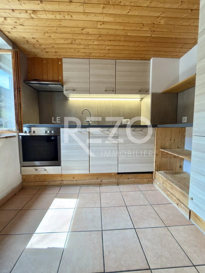 Attic apartment with 4.5 rooms, garage and garden, ideally located in the heart of Nax, Mont Noble. (5)