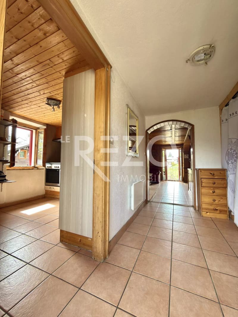 Attic apartment with 4.5 rooms, garage and garden, ideally located in the heart of Nax, Mont Noble. (4)