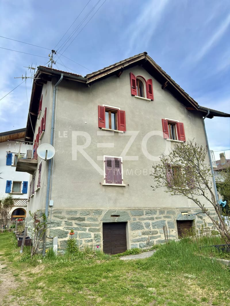 Attic apartment with 4.5 rooms, garage and garden, ideally located in the heart of Nax, Mont Noble. (2)