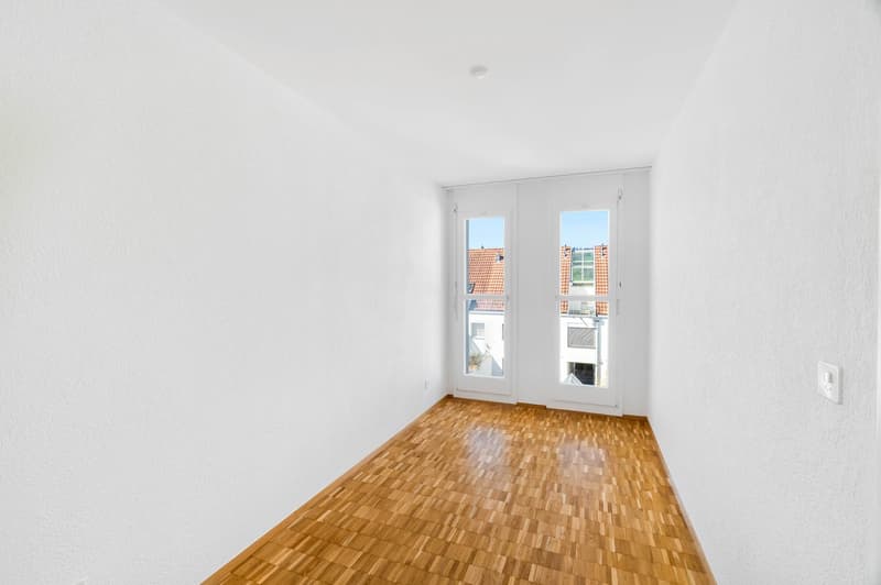 empty room, white walls, wooden floor, double doors, windows