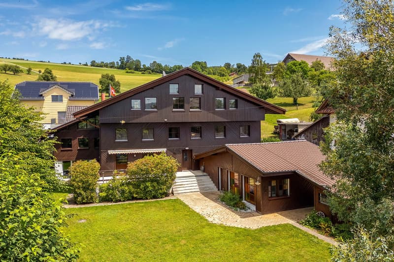 Majestic Estate with Extensive Grounds (18)