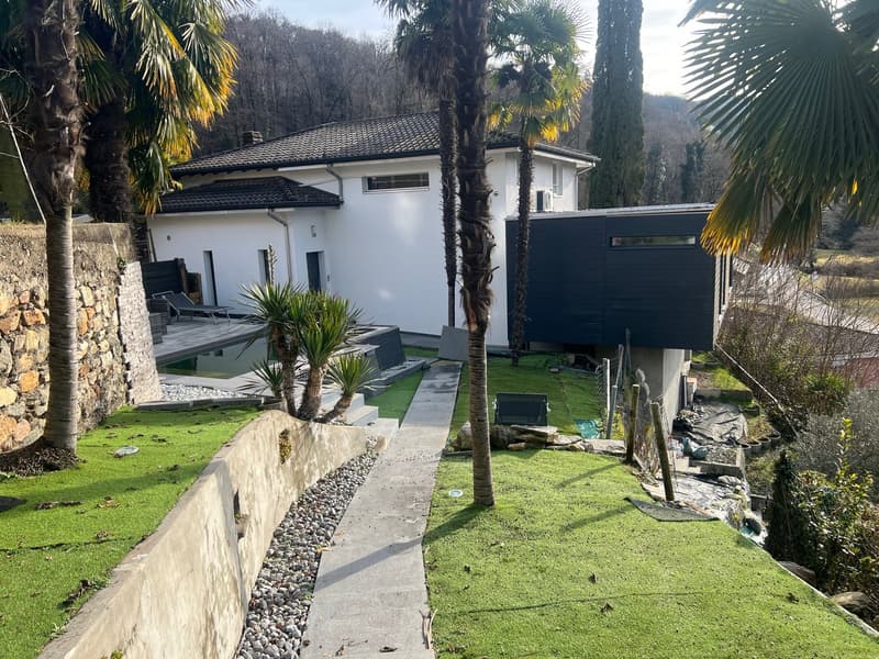 Villa mitten im Grünen mit großen Räumen (3)