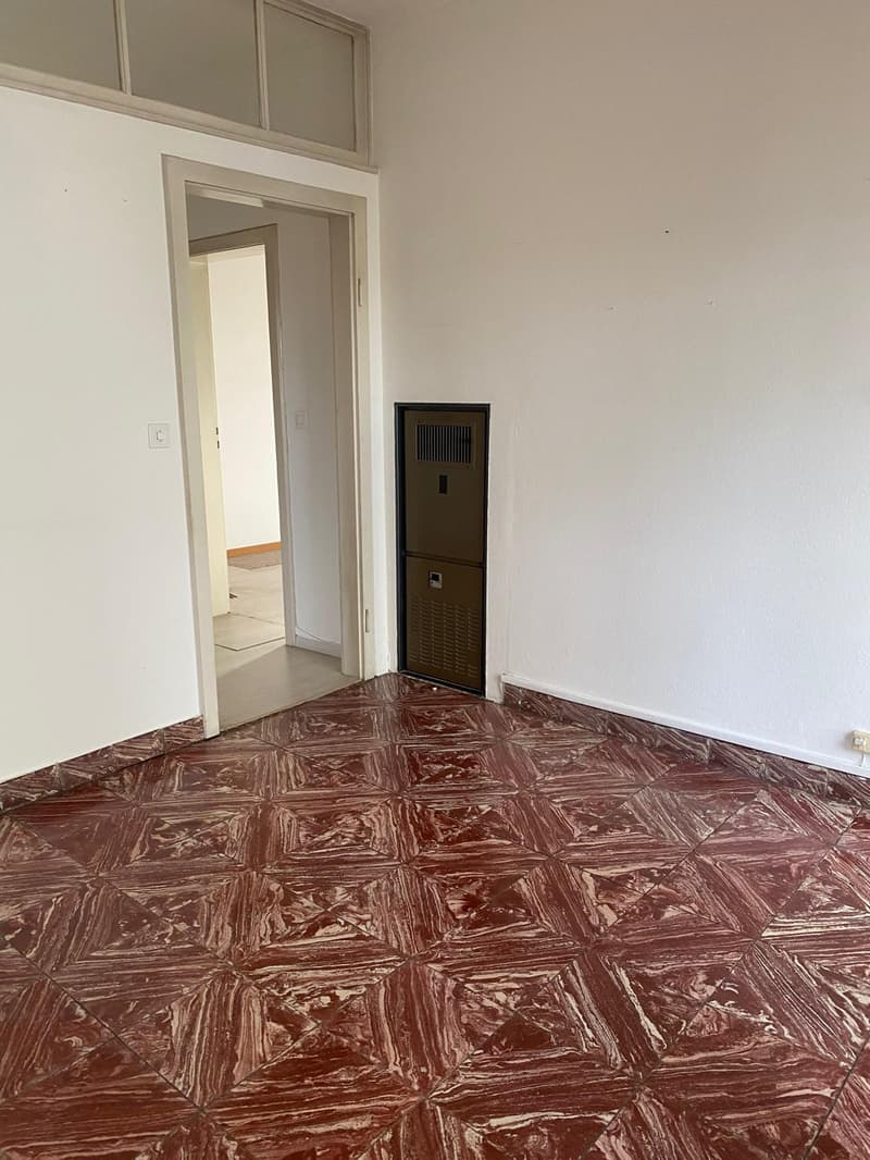 Balerna Dachgeschosswohnung mit 3,5 Zimmern zur Renovierung (3)