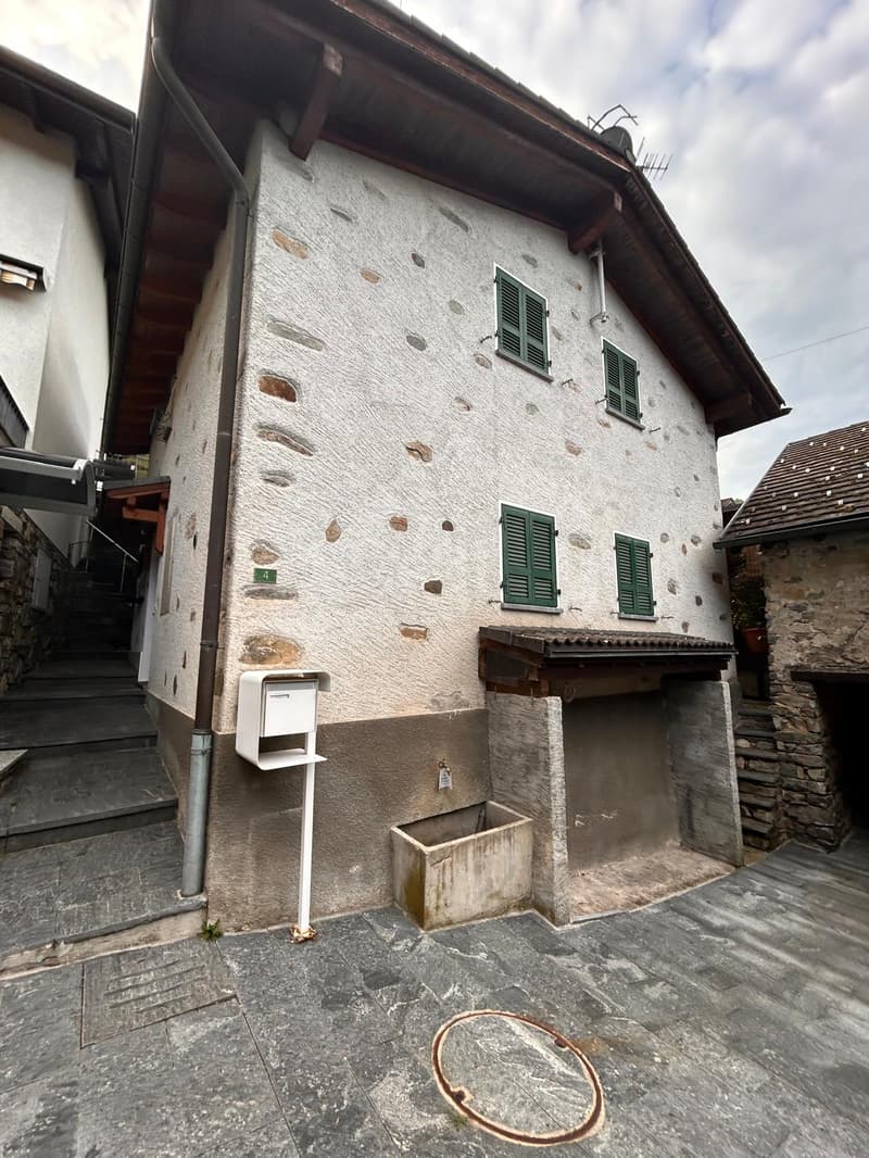 Unabhängiges Haus im Kern von Medeglia (2)
