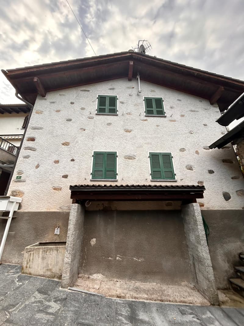 Unabhängiges Haus im Kern von Medeglia (1)