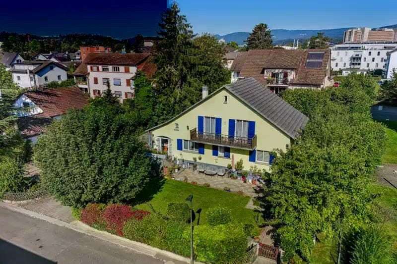 8-room single-family house with large garden in Suhr for sale (1)