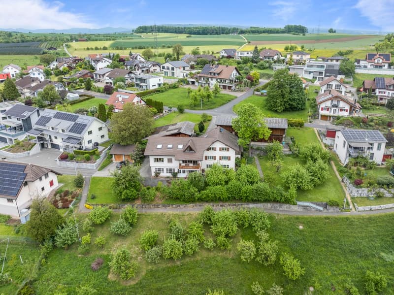 Spacious family house with two built-in apartments, various hobby, storage, and parking options including a building plot (4)