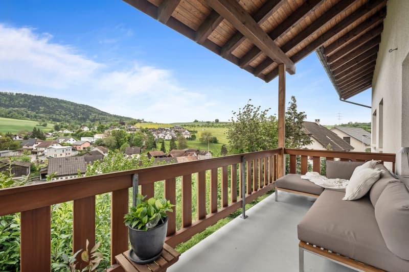 Spacious family house with two built-in apartments, various hobby, storage, and parking options including a building plot (6)