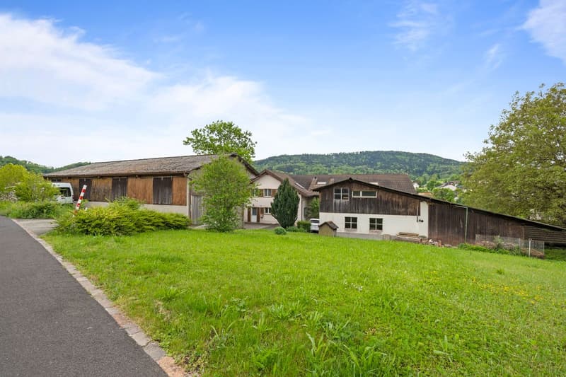 Spacious family house with two built-in apartments, various hobby, storage, and parking options including a building plot (2)