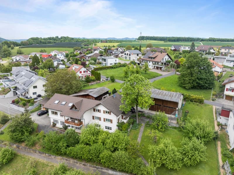 Spacious family house with two built-in apartments, various hobby, storage, and parking options including a building plot (1)