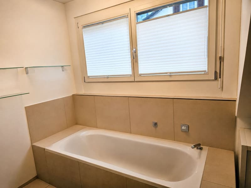 Geräumige 3.5-Zimmer Dachwohnung mit Aussicht in Weiningen (10)