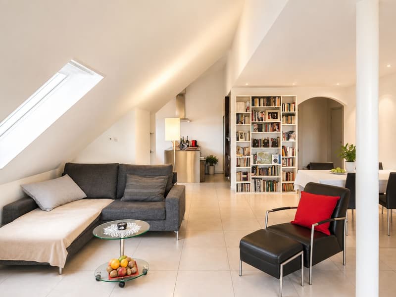 Geräumige 3.5-Zimmer Dachwohnung mit Aussicht in Weiningen (1)
