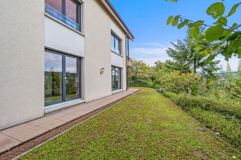 Fantastische Aussicht mit grosszügigem Garten (6)