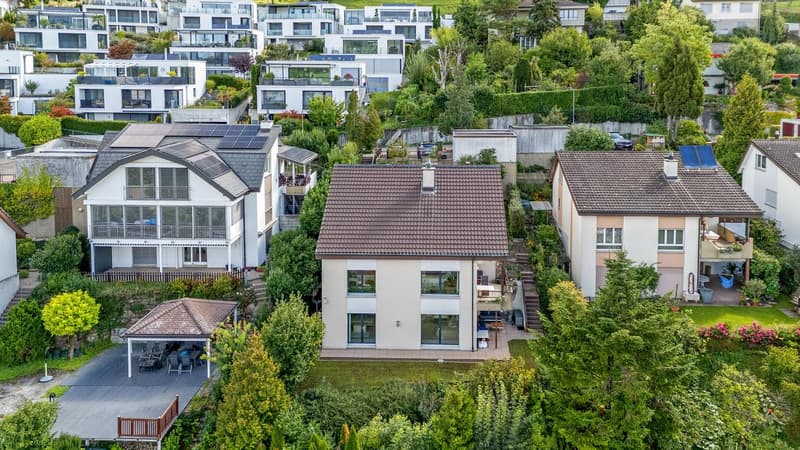 Fantastische Aussicht mit grosszügigem Garten (2)