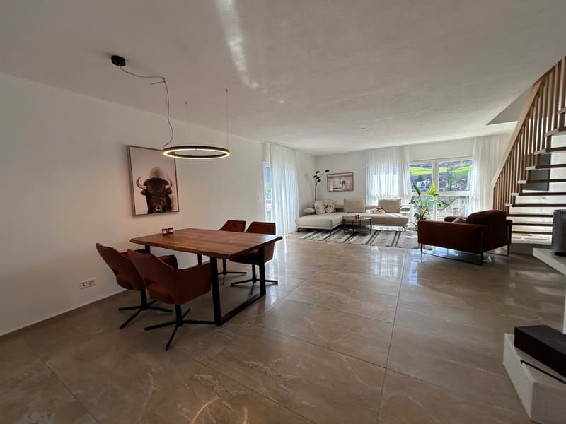 Grosszügige 4.5-Zimmer-Maisonette mit zwei Balkonen und Weitsicht an ruhiger Lage (2)