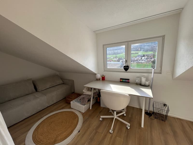 Grosszügige 4.5-Zimmer-Maisonette mit zwei Balkonen und Weitsicht an ruhiger Lage (9)
