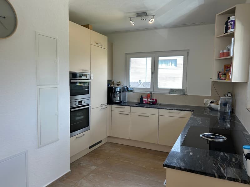 Grosszügige 4.5-Zimmer-Maisonette mit zwei Balkonen und Weitsicht an ruhiger Lage (3)
