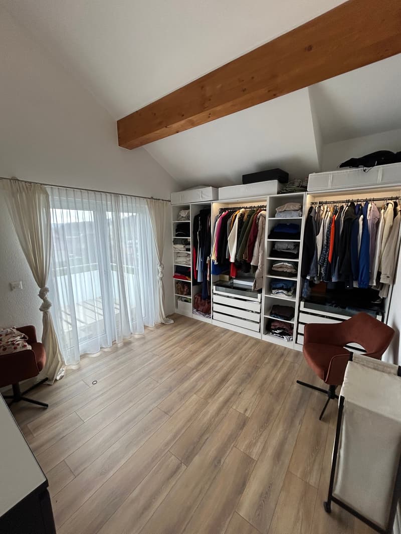 Grosszügige 4.5-Zimmer-Maisonette mit zwei Balkonen und Weitsicht an ruhiger Lage (6)