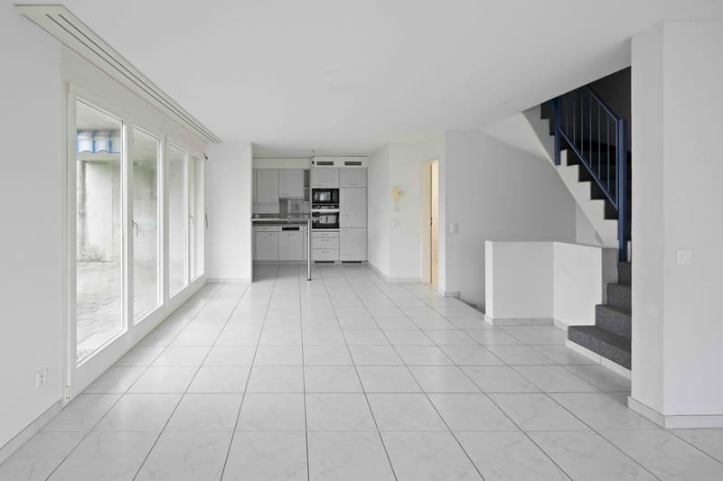 Attractive semi-detached house in a central location with valuable land reserves (2)