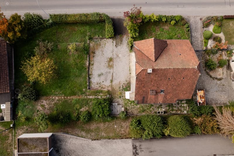 Idyllisches Einfamilienhaus mit wertvollen Landreserven (2)