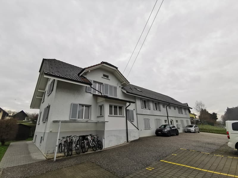 Helle 4-Zimmer-Wohnung mit Balkon und schöner Aussicht in Kirchleerau (1)