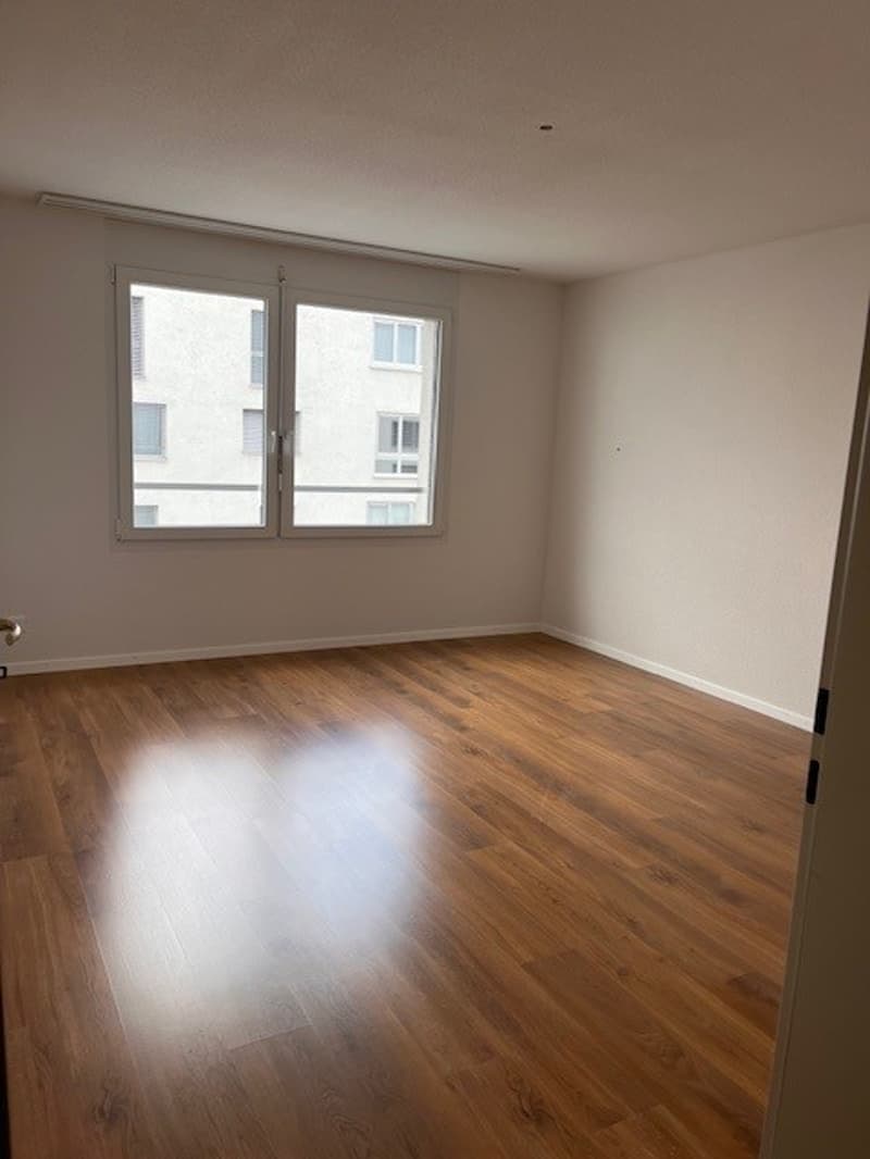 Helle 4.5-Zimmer-Wohnung mit Wintergarten in Opfikon (5)