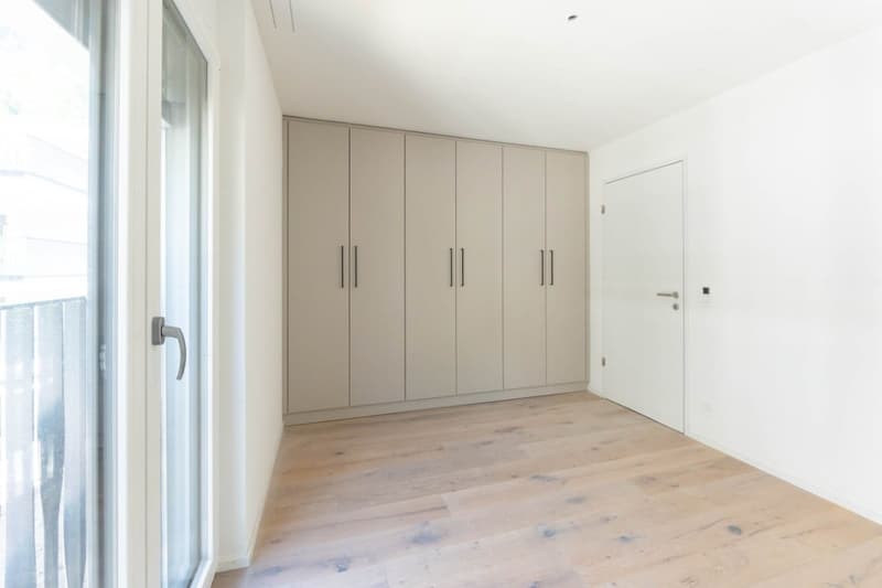 Helle, neue luxuriöse 2½ Zimmer Wohnung (H4) 1.OG mit grossem Balkon (6)