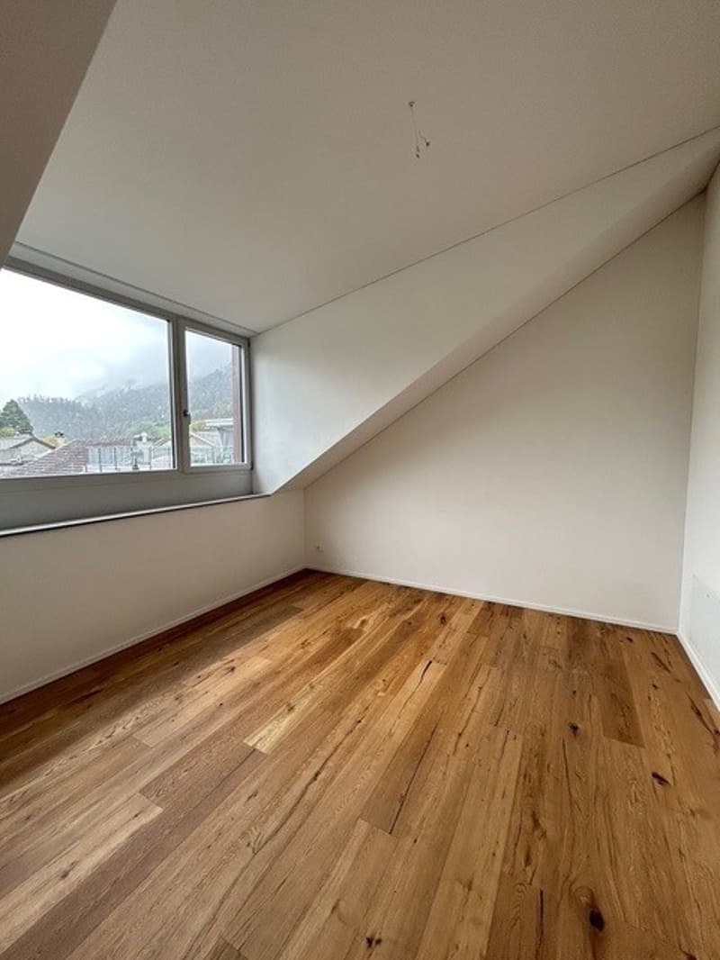 Moderne 2.5-Zimmer-Dachwohnung im Neubau – Kirchstrasse 20, Glarus (6)