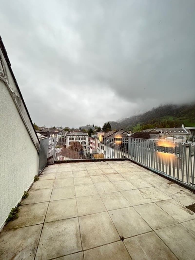 Moderne 2.5-Zimmer-Dachwohnung im Neubau – Kirchstrasse 20, Glarus (8)