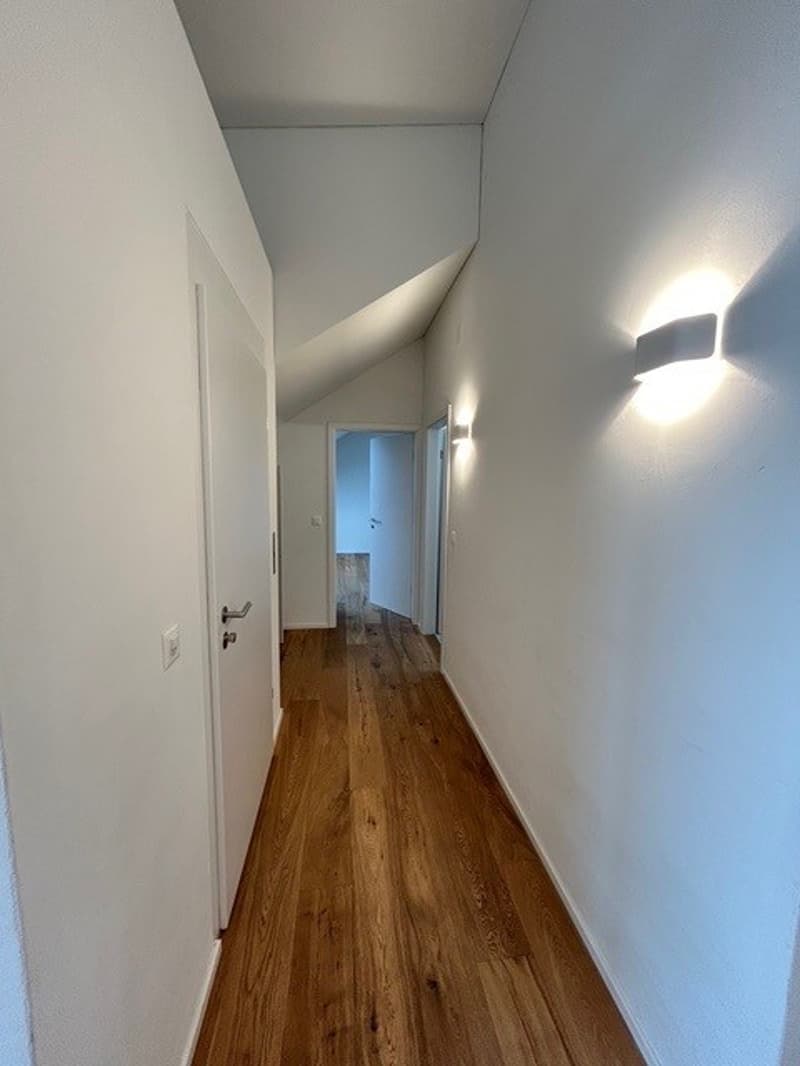 Moderne 2.5-Zimmer-Dachwohnung im Neubau – Kirchstrasse 20, Glarus (3)