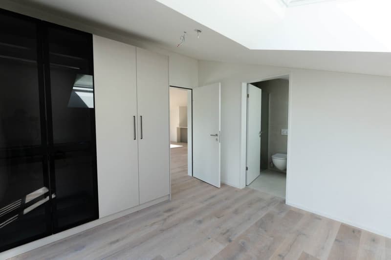 Helle, neue luxuriöse 3½ Zimmer Wohnung (E7) im DG mit grossem Balkon (11)