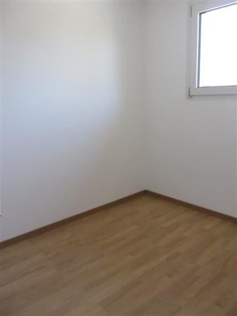 Helle 2.5-Zimmer-Wohnung mit Balkon in Regensdorf (4)