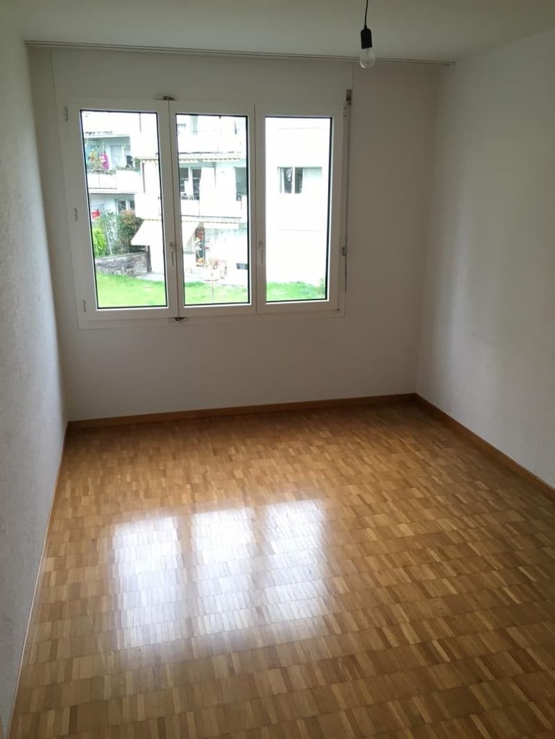 Helle 3.5-Zimmer-Wohnung mit Balkon an ruhiger Lage in Zürich-Altstetten (3)