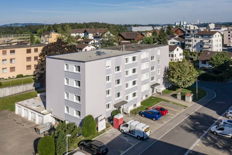 Totalsanierte 2.5-Zimmer-Wohnung mit sonnigem Balkon in Hinwil (1)