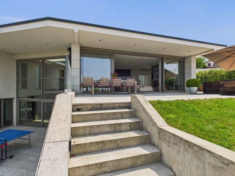 Sumptuous villa with lake view (2)