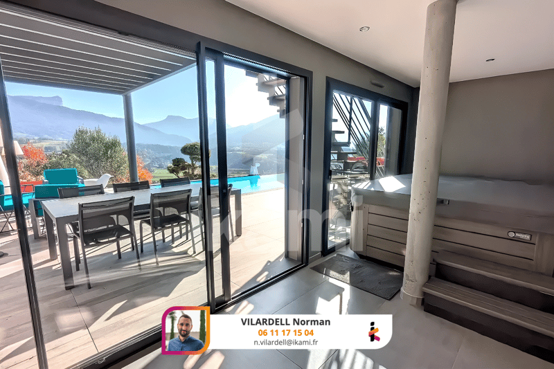 Villa of High Standing with Exceptional View (13)