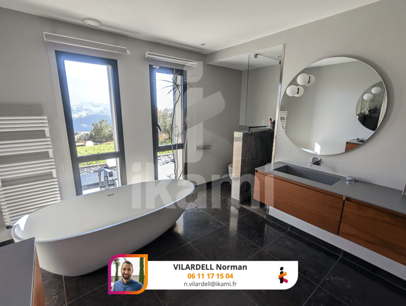Villa of High Standing with Exceptional View (10)