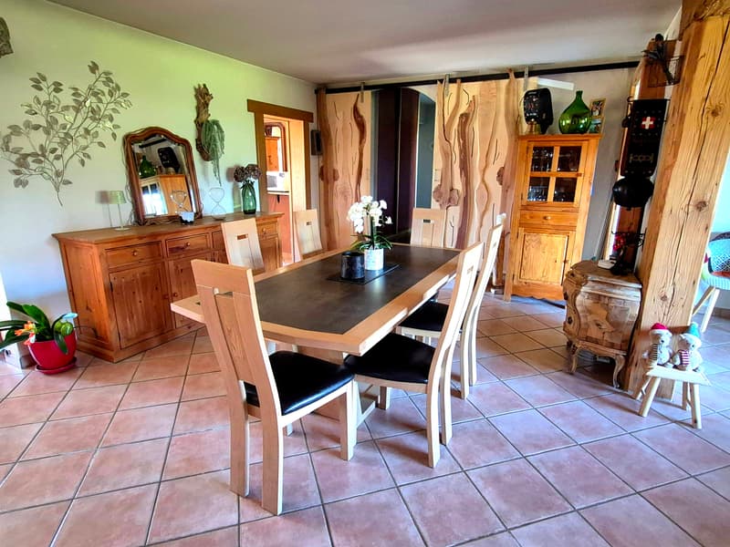 Maison chaleureuse et authentique de 132 m2 sur un terrain de 1 200 m2 (2)