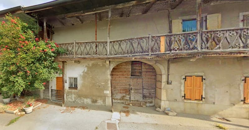 Real estate complex to renovate and building land (2)