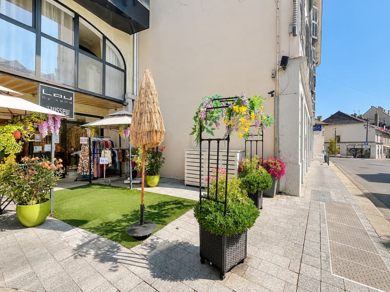 Divonne-les-Bains centre   Murs commerciaux loués   105,63 m² + garage (2)