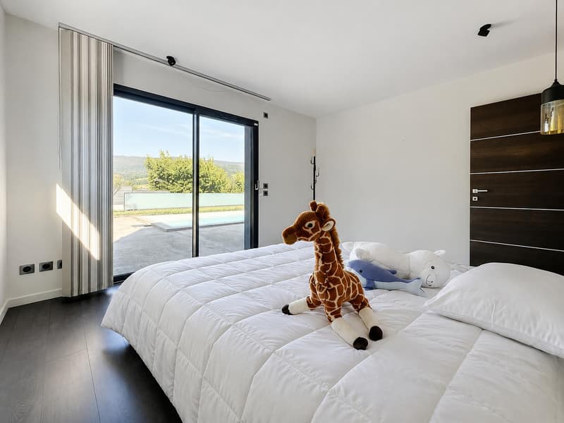 Villa contemporaine avec piscine chauffée (10)
